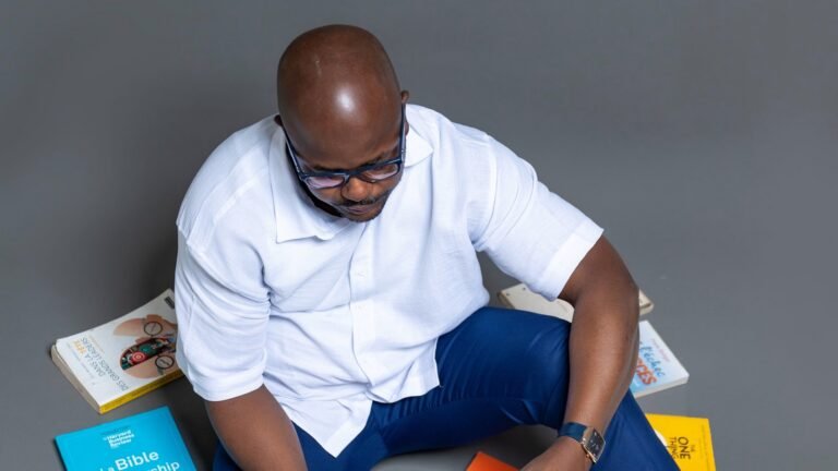 Jean Cyrille Bado entouré d'ouvrages de branding et de leadership