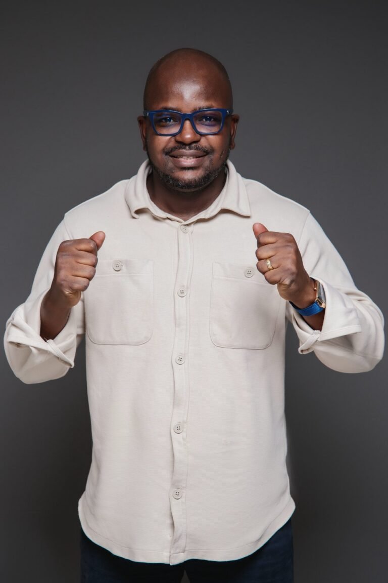 Jean Cyrille Bado — Portrait décontracté, studio
