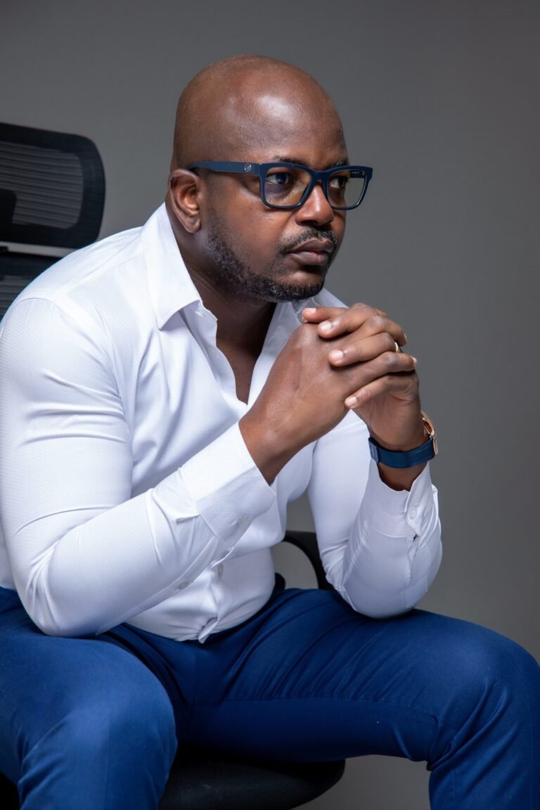 Jean Cyrille Bado — Portrait décontracté, assis