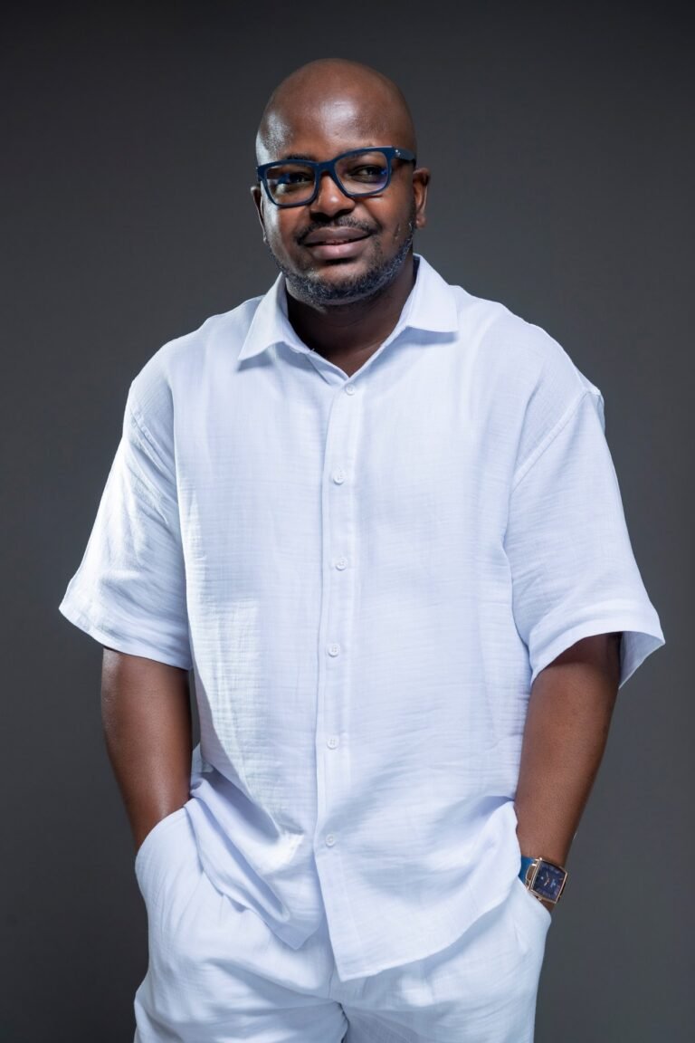 Jean Cyrille Bado — Tenue claire, studio