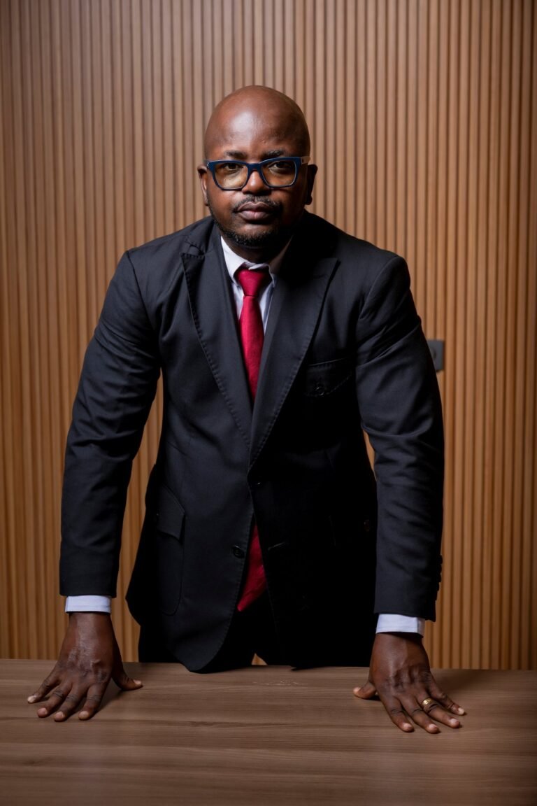 Jean Cyrille Bado — Debout au bureau