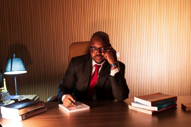 Jean Cyrille Bado — Au bureau, lecture et notes